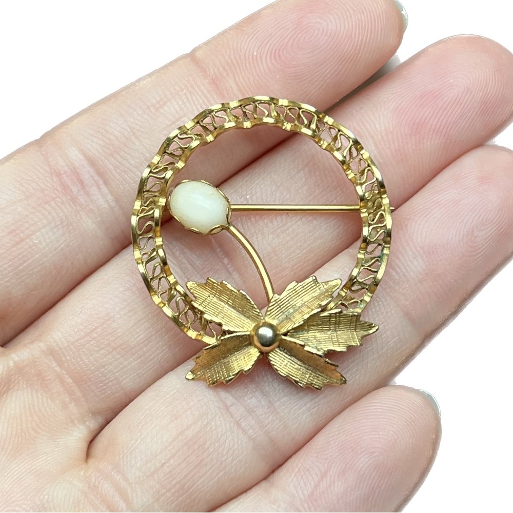 🎈$10 add on - Vtg Gold Tone Floral Brooch With Cream Pearl.